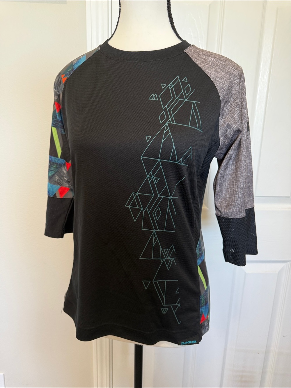 Women’s Dakine 3/4 sleeve mountain bike jersey black and grey multi colored Sz S